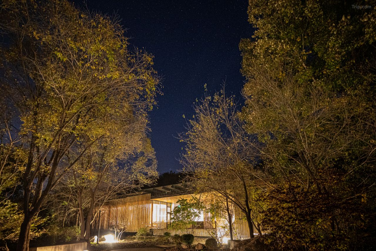 Lobby Commune by the Great Wall